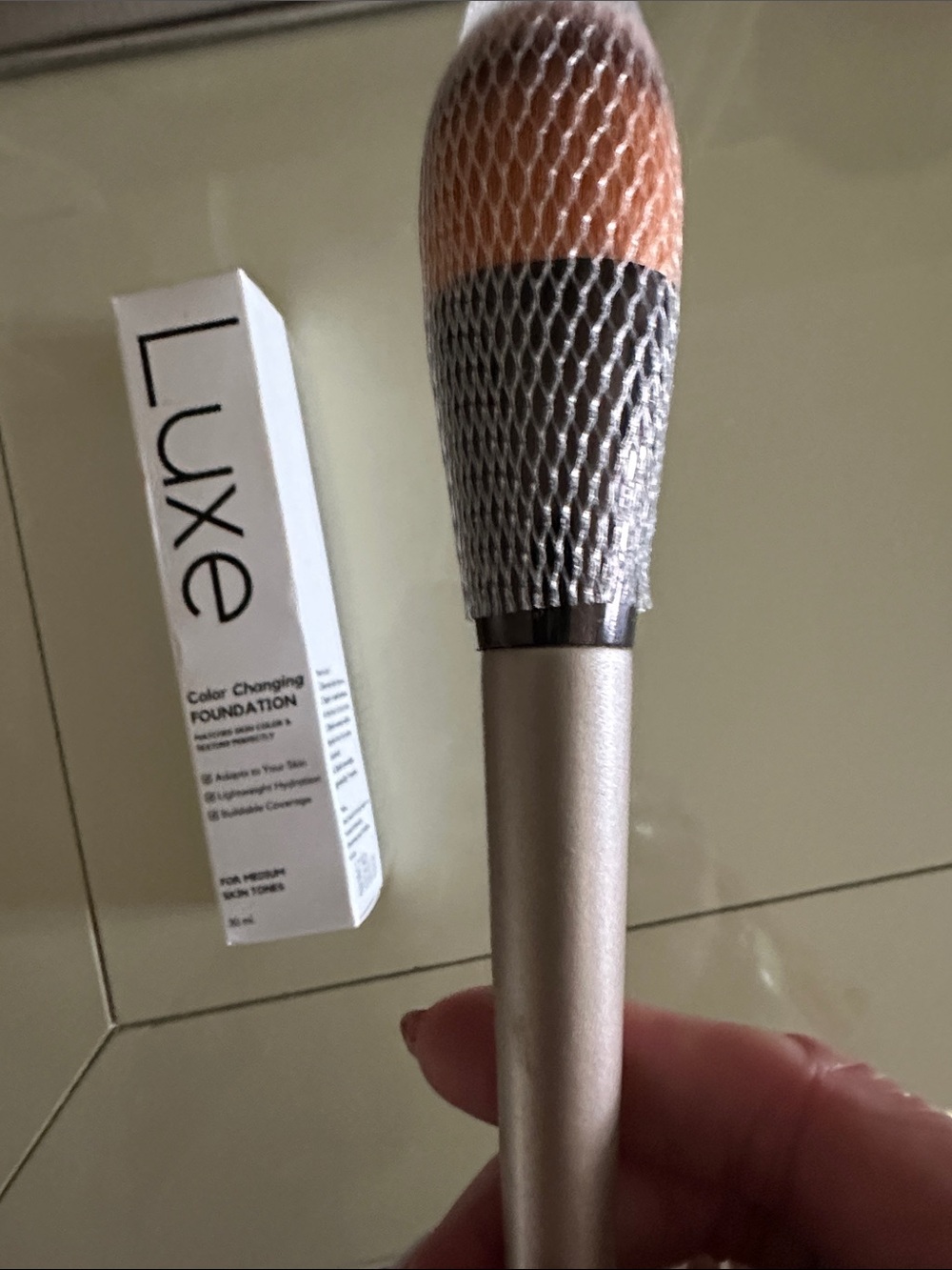 NWT Luxe Color-Adaptive Foundation & Application Brush - MEDIUM Tone - Picture 8 of 8